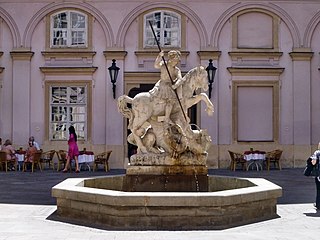 Sculpture de saint Georges terrassant le dragon dans la cour du palais