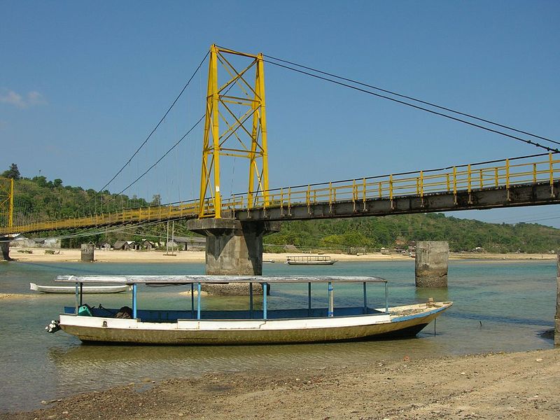 File:Bridge and boat- nusa lembogon, bali.jpg