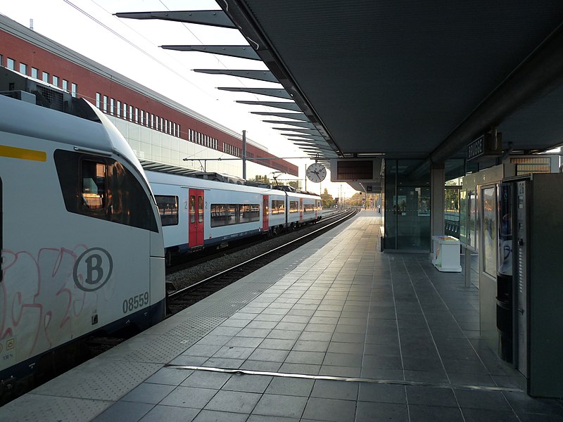 File:Brugge station in avondlicht 2018 5.jpg