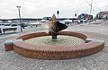"Brunnen mit Schiffspropeller" von Walther Preik, 1999, Am Stadthafen, Waren (Müritz), Deutschland