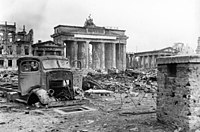 השער והריסות המבנים סביבו בתום הקרב על ברלין