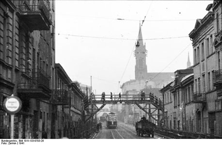 Kładka nad Hohensteiner Straße (aktualnie ul. Zgierska) na wysokości Am Bach (ul. Podrzecznej). W głębi podobna kładka na wysokości Sulzfelder Straße (aktualnie ul. Wojska Polskiego).