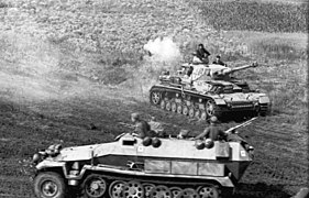 Tysk Panzer IV og Sd.Kfz. 251 Foto: Bundesarchiv, Bild 101I-219-0596-12