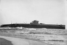 A photograph of the stranded S-19 off Chatham, Massachusetts, in January 1925 Bundesarchiv Bild 102-13032, Florida, Gestrandetes amerikanisches U-Boot.jpg