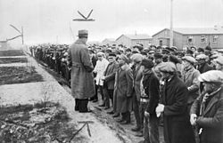 Bundesarchiv Bild 183-R31497, KZ Esterwegen, Rudolf Diels vor Häftlingen.jpg