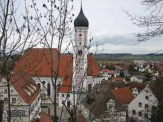 Burgau Blick auf Stadtpfarrkirche.jpg