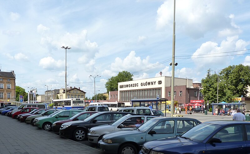 File:Bydgoszcz - widok na budynek dworca kolejowego - panoramio.jpg