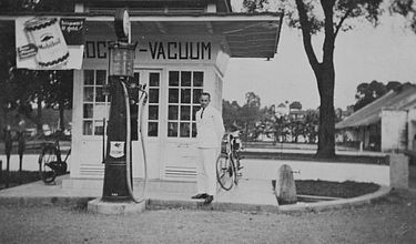 Socony-Vacuum gas station in the Dutch East Indies, c. 1930s-40s COLLECTIE TROPENMUSEUM Portret van een man bij een benzinepompstation TMnr 60045650.jpg