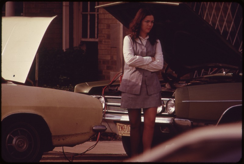 File:COMMUTER WAITS AS HER CAR BATTERY IS CHARGED. SHERIDAN ROAD IN ROGERS PARK - NARA - 551927.tif