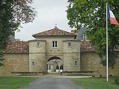 Porche d'accès au château d'Issan