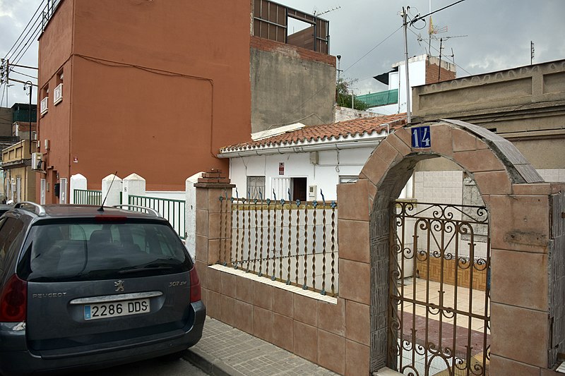 File:Carrer d'Almeria - cases de planta baixa (Cornellà de Llobregat).jpg