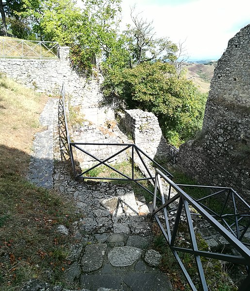 File:Castello di Canossa 92.jpg