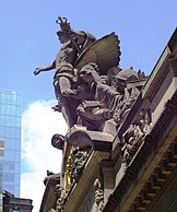 Скульптурна група над годинником на фасаді вокзалу