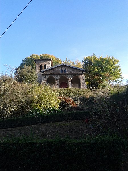 File:Chapelle de la Bridonnière - front view (49, France).jpg