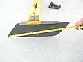Détail d'un patin latéral du char à glace