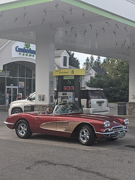 File:Chevrolet Corvette C1 Cumberland Farms 957 Broad Street downtown Lyndonville VT August 2022 01.jpg