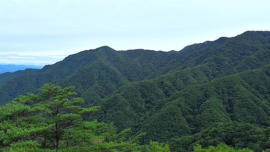 한국어: 말등바위 전망대에서 본 치악산