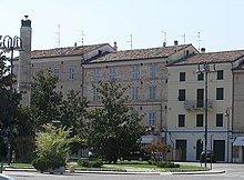 Casa natale di Maria Montessori in piazza Mazzini; a sinistra il monumento ai caduti