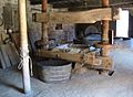 Les traditions de fabrication du cidre sont préservés à Hamptonne à l'aide d’un broyeur de pommes hippomobile en granit et d’un pressoir à deux vis en bois