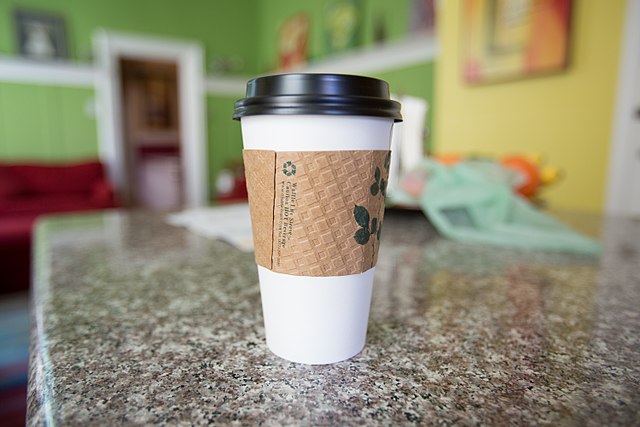 https://upload.wikimedia.org/wikipedia/commons/thumb/f/f9/Coffee-cup-sleeve.jpg/640px-Coffee-cup-sleeve.jpg