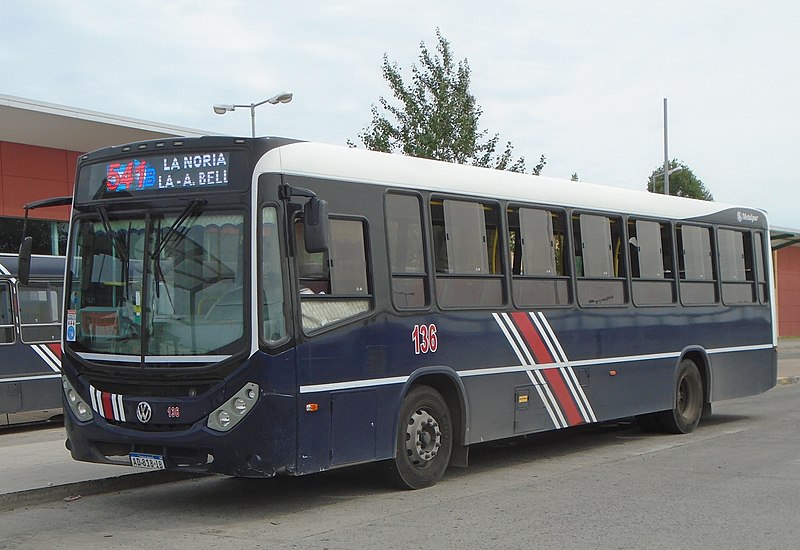 File:Colectivo de la línea 521, una de las líneas municipales que recorren el partido de Lomas de Zamora, estacionado en Puente de la Noria..jpg