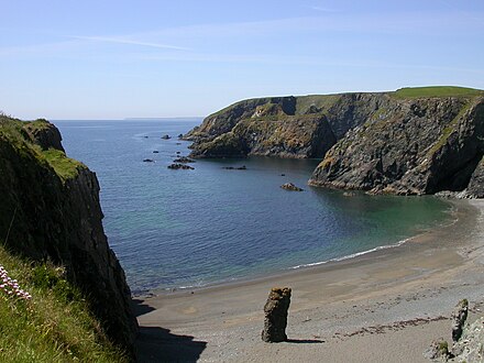 Медный берег. Мыс в Ирландии. Copper Coast геопарк. Геопарк центральной Каталонии. Пляж Дунканнон Ирландия.