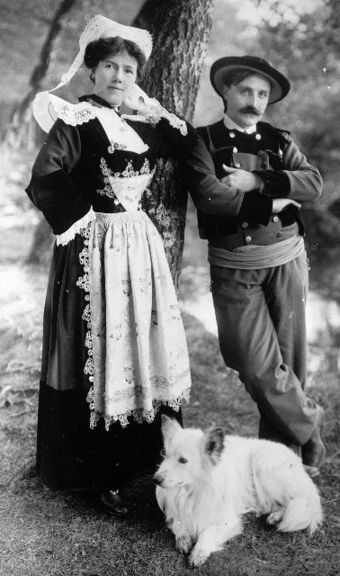 A Breton couple (Léna and Théodore Botrel) wearing traditional Breton costumes at the beginning of the 20th century