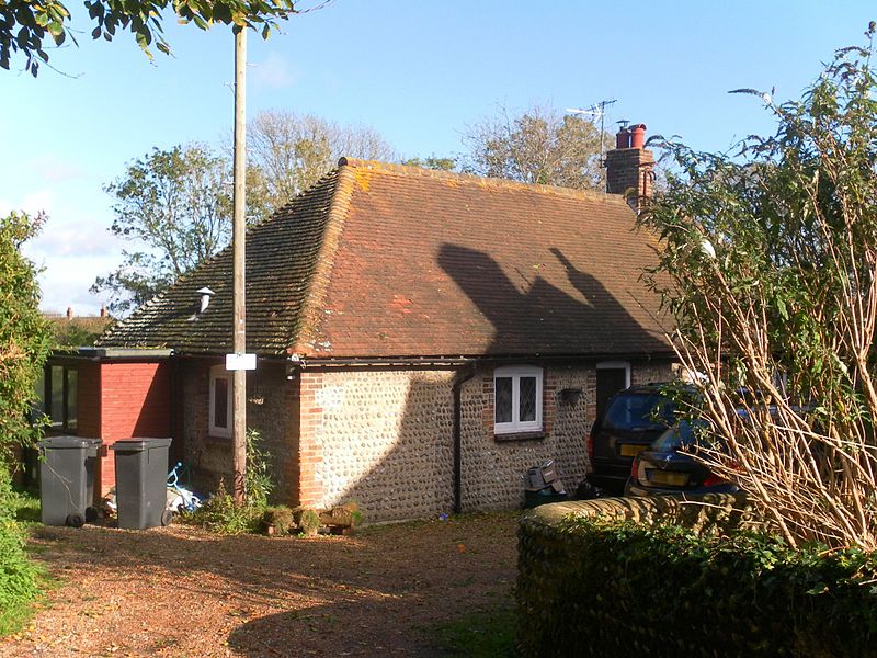 File:Cottage at Langney Priory, Langney, Eastbourne (NHLE Code 1043640) (October 2012).JPG