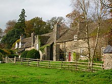 Dinefwr Malikanesi'nde bir tarlanın yanında bir sıra taş duvarlı evler