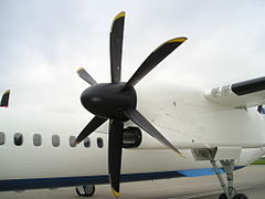 Hélice Dowty Rotol hexapale en forme de cimeterre montée sur un Bombardier Q400-Dash 8 de Croatia Airlines.