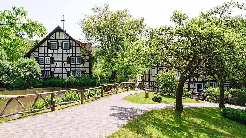 File:Dammühle Marburg Häuser.jpg