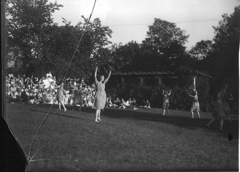 File:Dance performance at Oxford College May Day celebration 1922 (3190780523).jpg