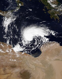아열대성 저기압인 지중해 폭풍 다니엘의 모습. 바로 아래에 리비아 해안이 있으며 지중해에서 리비아로 상륙 중인 저기압의 모습이 보인다. 저기압은 마치 열대 저기압처럼 가운데 태풍의 눈도 가지고 있다.