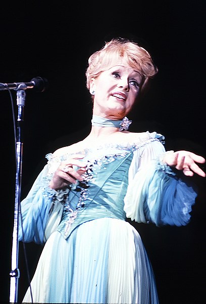 File:Debbie Reynolds at Knott's Berry Farm.jpg