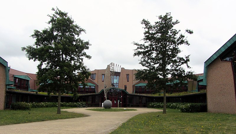 File:Den Burg, Gemeentehuis, Emmalaan 01.jpg