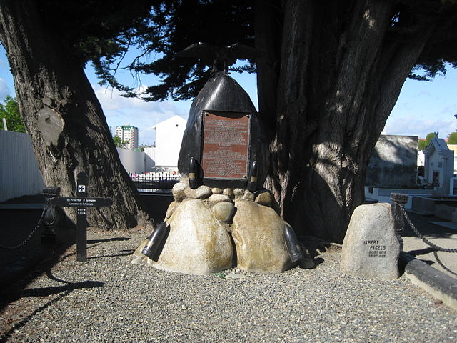 La tumba de piedra de Albert Pagels (a la derecha ) junto al monumento a los caídos de la batalla de las Malvinas en el cementerio de Punta Arenas.