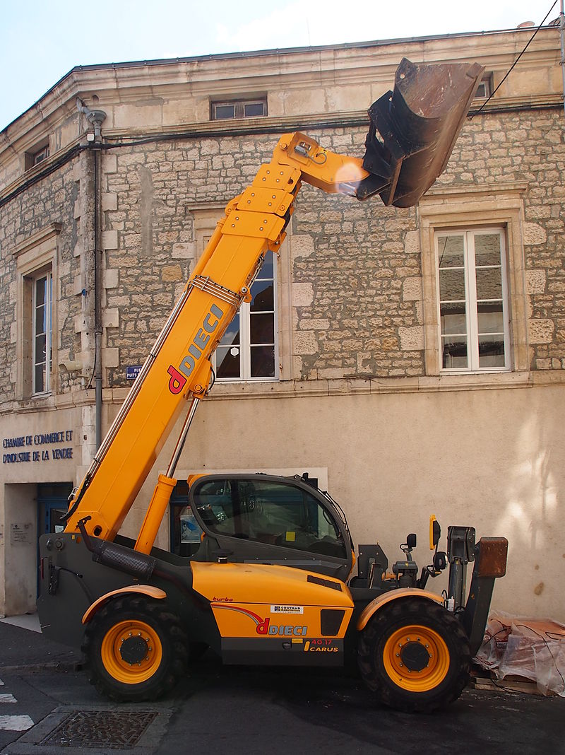 Un chariot avec bras de levage motorisé pour charger le matériel de  chantier - Prévention BTP