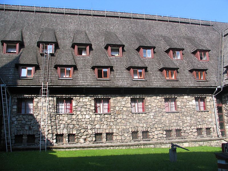 File:Dom Turisty Hotel in Zakopane - Inner Yard - panoramio.jpg