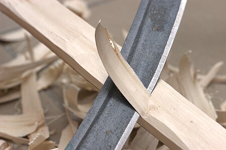 Detall d'un cutxef tallant fusta