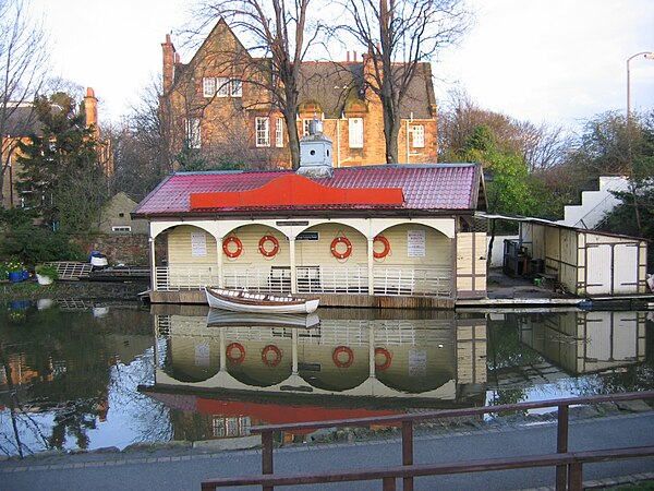 Boathouse where the canal passes near Shandon and Polwarth