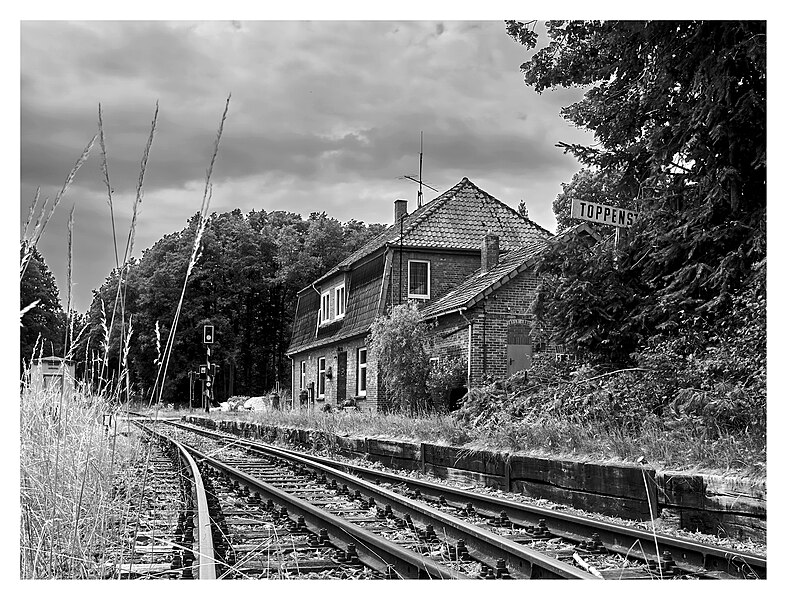 File:Ehem. Bahnhof Toppenstedt.jpg