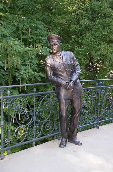 Elvis Presley Bronzestatue Brücke Bad Nauheim