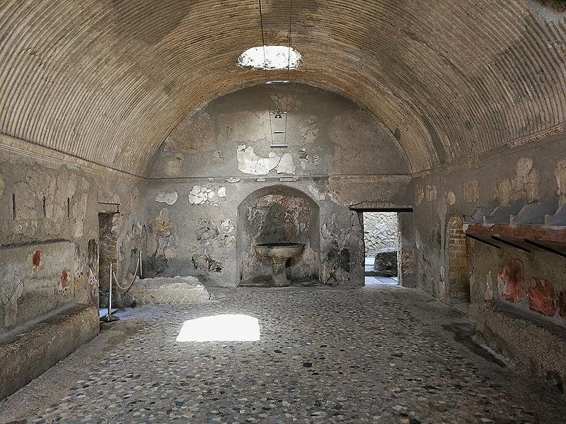 File:Ercolano - Apodyterium maschile delle Terme del Foro.jpg