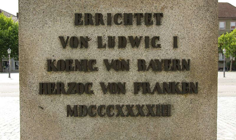 File:Erlangen Schlossplatz Markgrafendenkmal 008.JPG