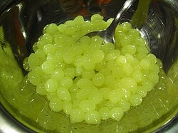 Spherification of apple juice Esferificacion de zumo de manzana.jpg