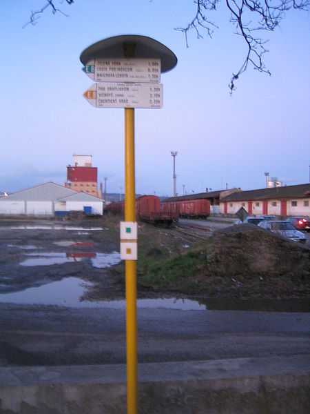 File:Europäischer Wanderweg in Nové Mesto nad Vahom.jpg