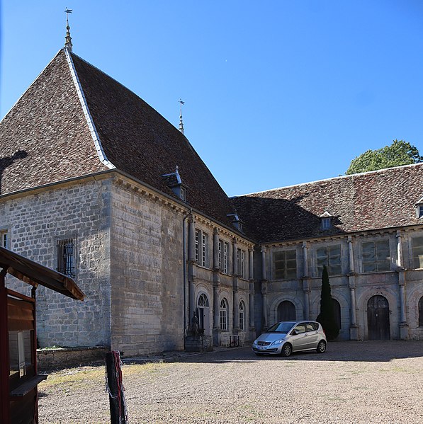 File:Extérieur du château de Filain (Haute-Saône) 04.jpg