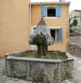 Fontaine à Saint-Roman-de-Malegarde.JPG