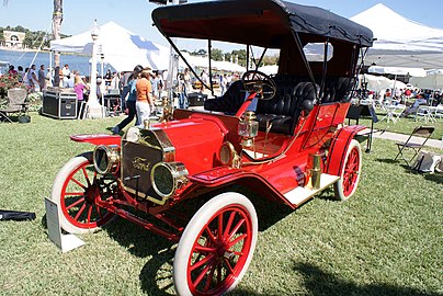 1909 Touring (открита каросерия) – много ранен модел с двупедално, двулостово управление