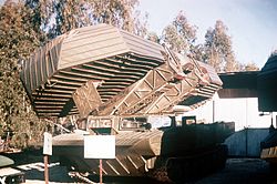 Balsa automotora Caterpillar no museu militar.